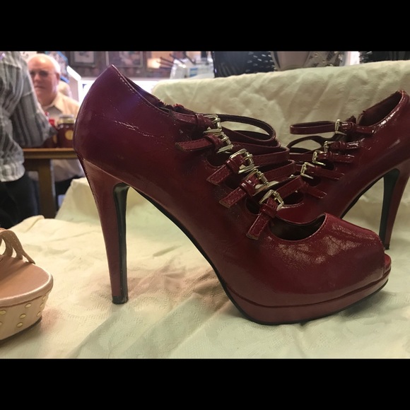 Red pumps - Picture 2 of 5